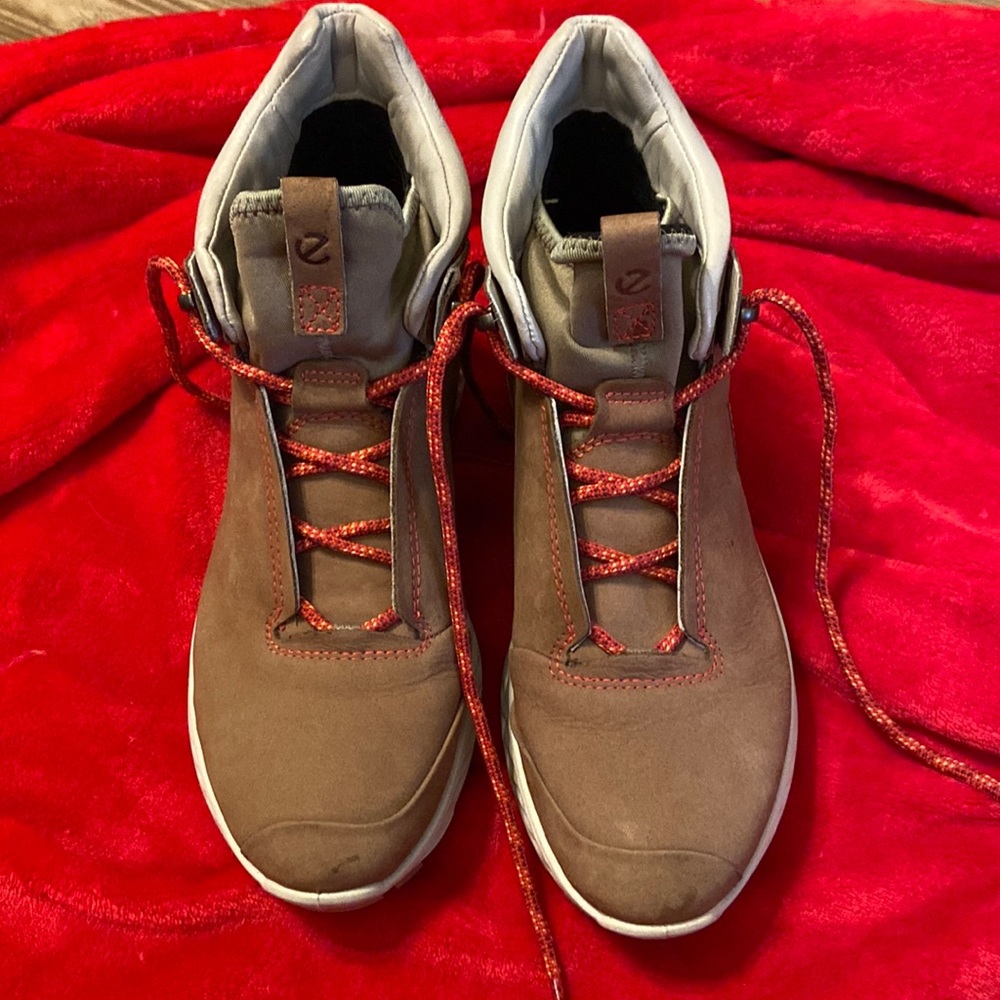 Ecco Ladies Size 6 boots